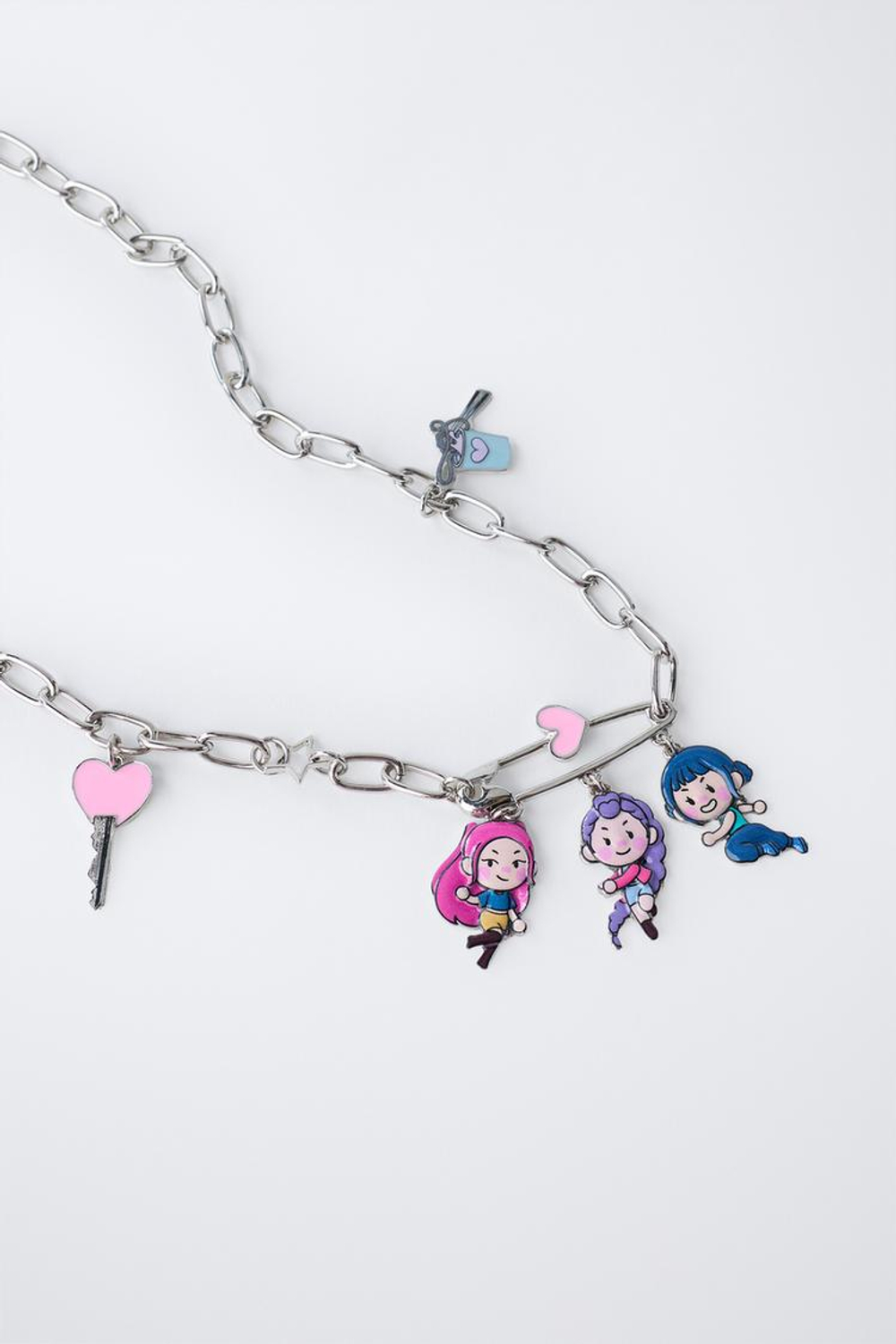 ZARA ОЖЕРЕЛЬЕ KPOP DEMON HUNTERS™ NETFLIX ©, СЕРЕБРИСТЫЙ