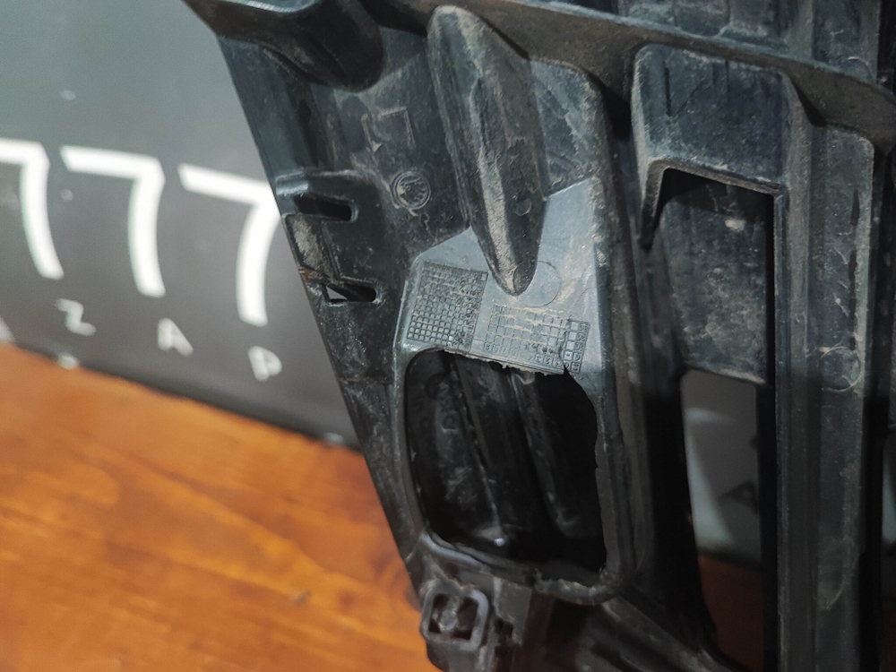 Решетка радиатора Skoda Octavia 3 (A7) 17-20 Б/У Оригинал 5E0853653C