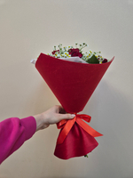 Букет из красной розы с танацетумом в бархатном платье