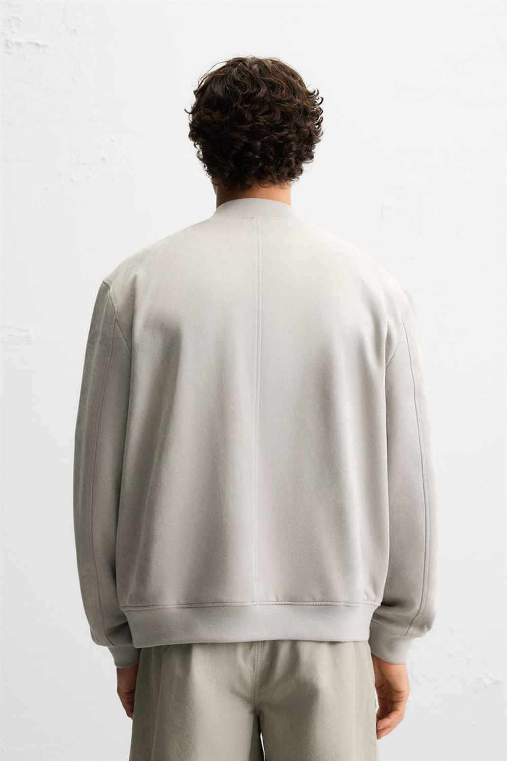 ZARA БОМБЕР ИЗ ИСКУССТВЕННОЙ ЗАМШИ, ЖЕМЧУЖНО-СЕРЫЙ