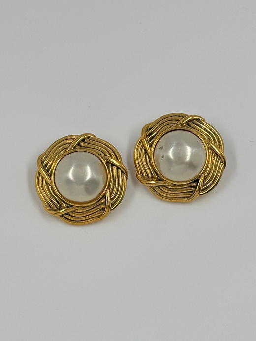 Клипсы с «жемчугом» Chanel