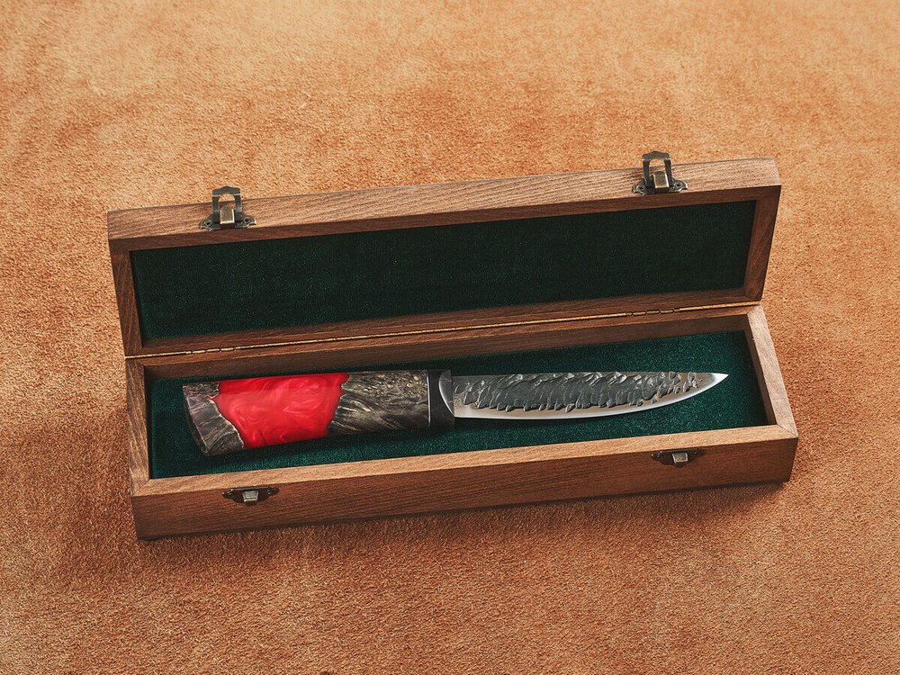 Якутский нож "Амга", сталь Х12МФ, рукоять пепельная стабилизированная карельская береза / акрил рубин