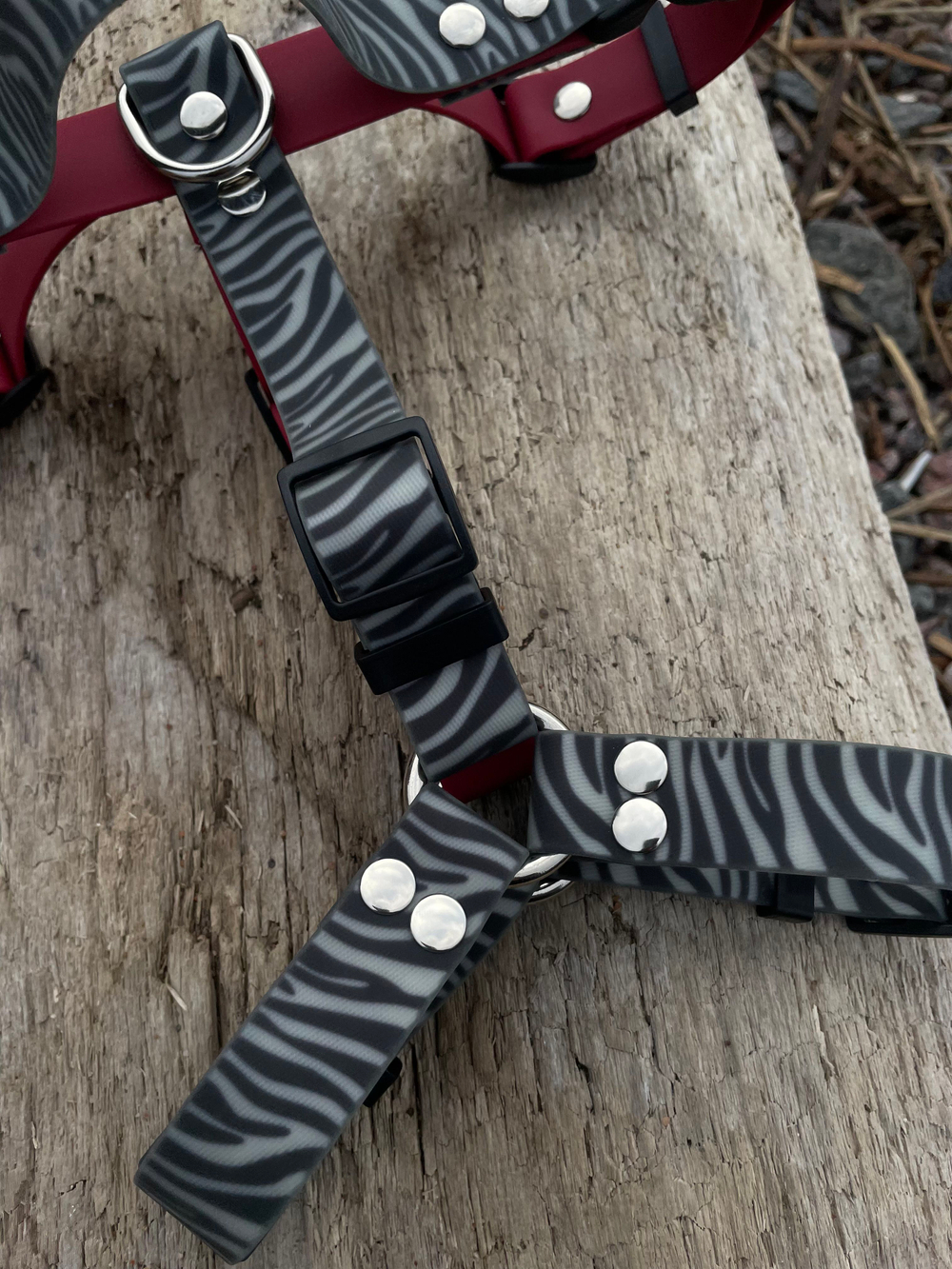 Шлейка анатомическая из БИОТАНА для собак, размер М, ширина 25 мм , зебра и винный