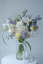 купить стильный букет с ирисами на 8 марта