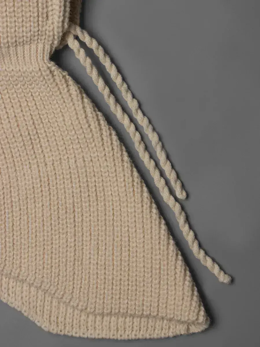 Капор женский вязаный бежевый