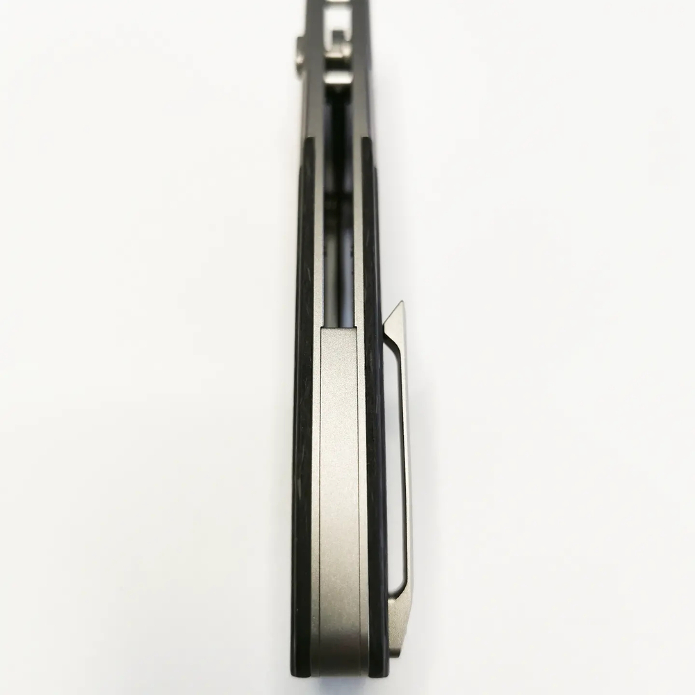 Нож складной YKNIFE Y3103. Нож изготовлен из премиум материалов. Рукоять из титанового сплава и карбона, имеется темлячное отверстие и односторонняя клипса. Клинок из M390, длиной 82 мм. Нож собран на керамических подшипниках. Замок button lock. Вес ножа 100 гр.