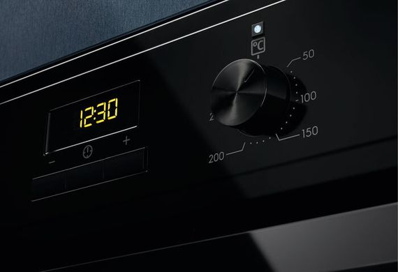 Духовой шкаф Electrolux EOF3H50BK