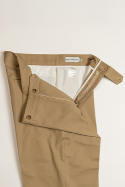 Брюки чинос песочные