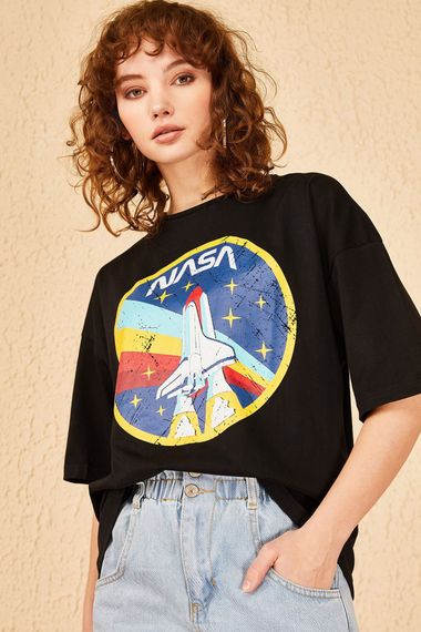 Qadın üçün geniş ölçülü qara t-shirt 10501025