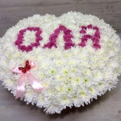 Имя девушки из хризантем с розами