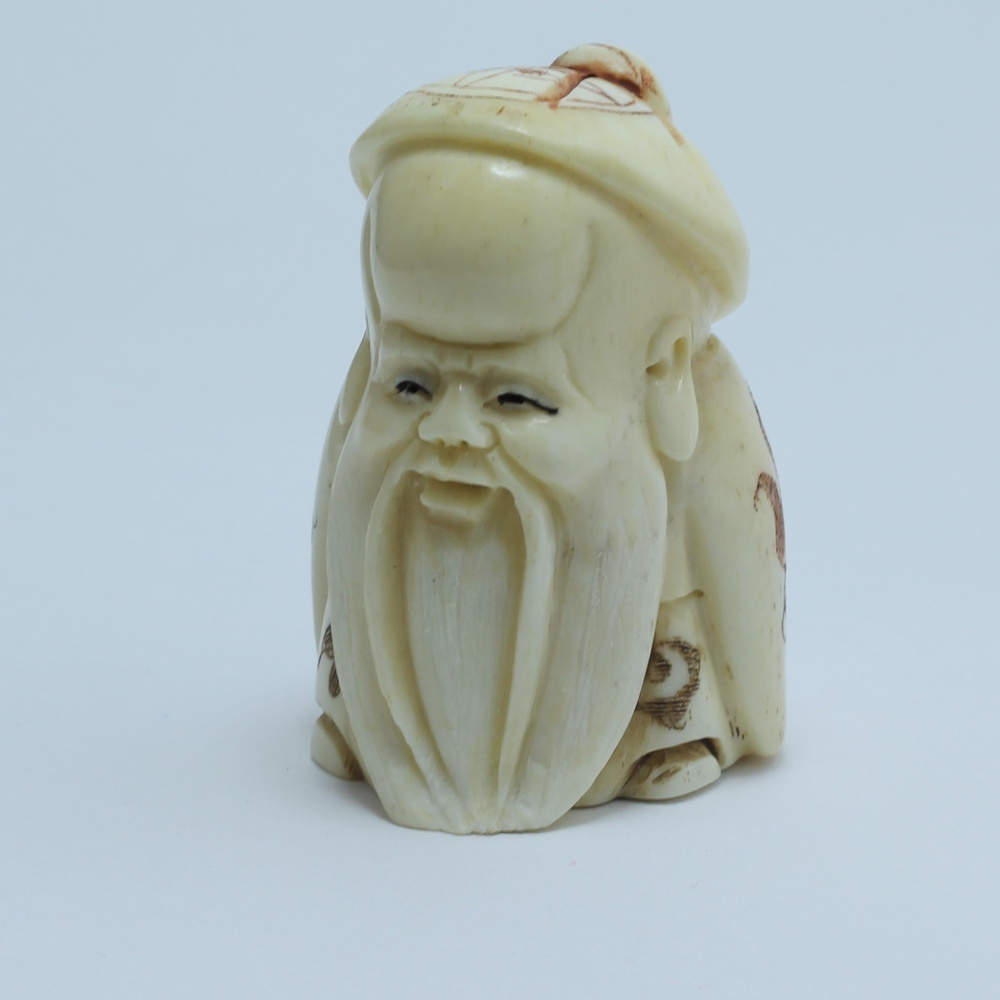 Нэцкэ Шоусин в круглом головном уборе