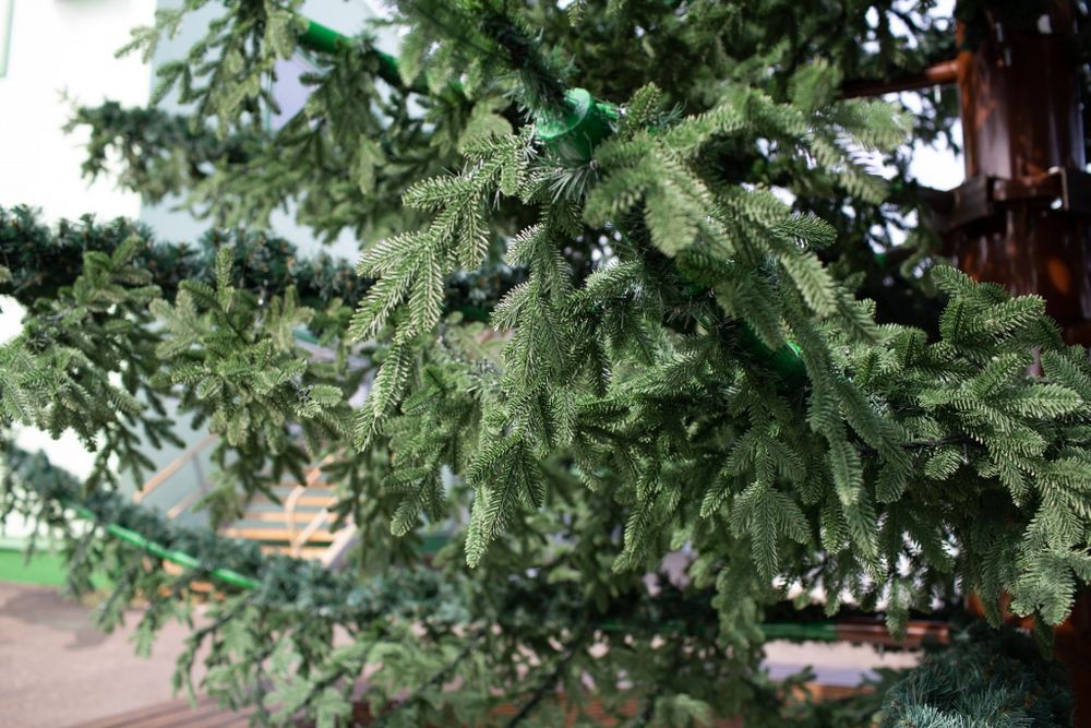 Светодинамическая елка ствольная со скамейкой, встроенная гирлянда: Теплый свет - "Лесная" (Литая хвоя) 12 м