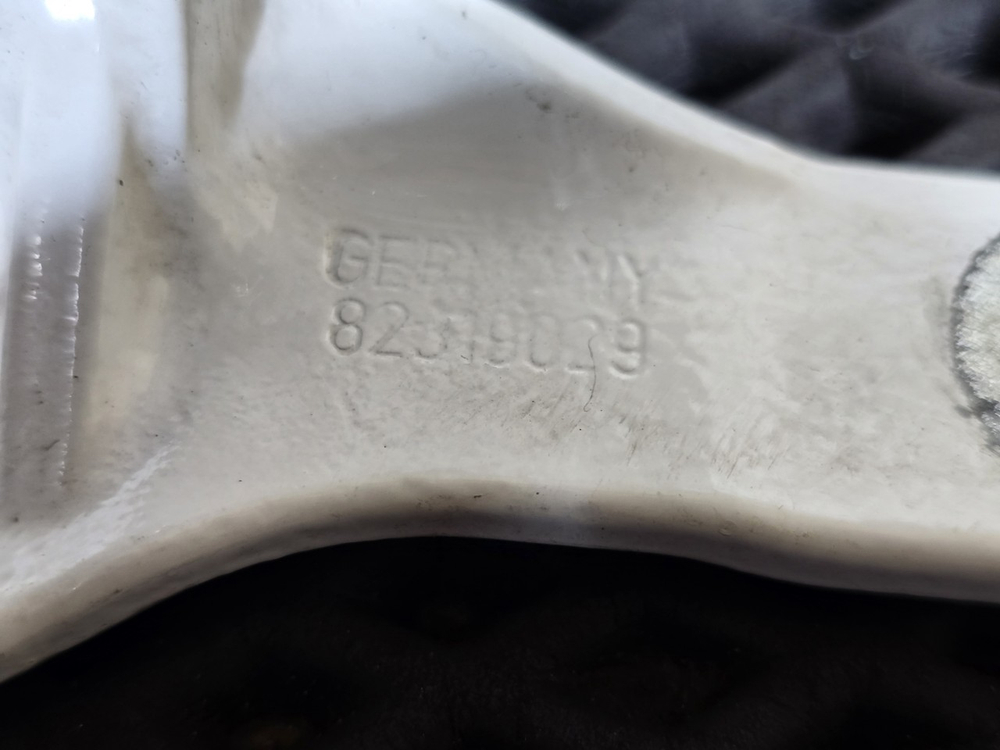 Петля двери левой