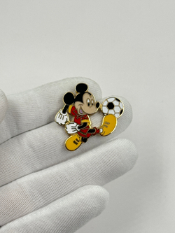Брошь пин Микки Маус - Футболист Disney