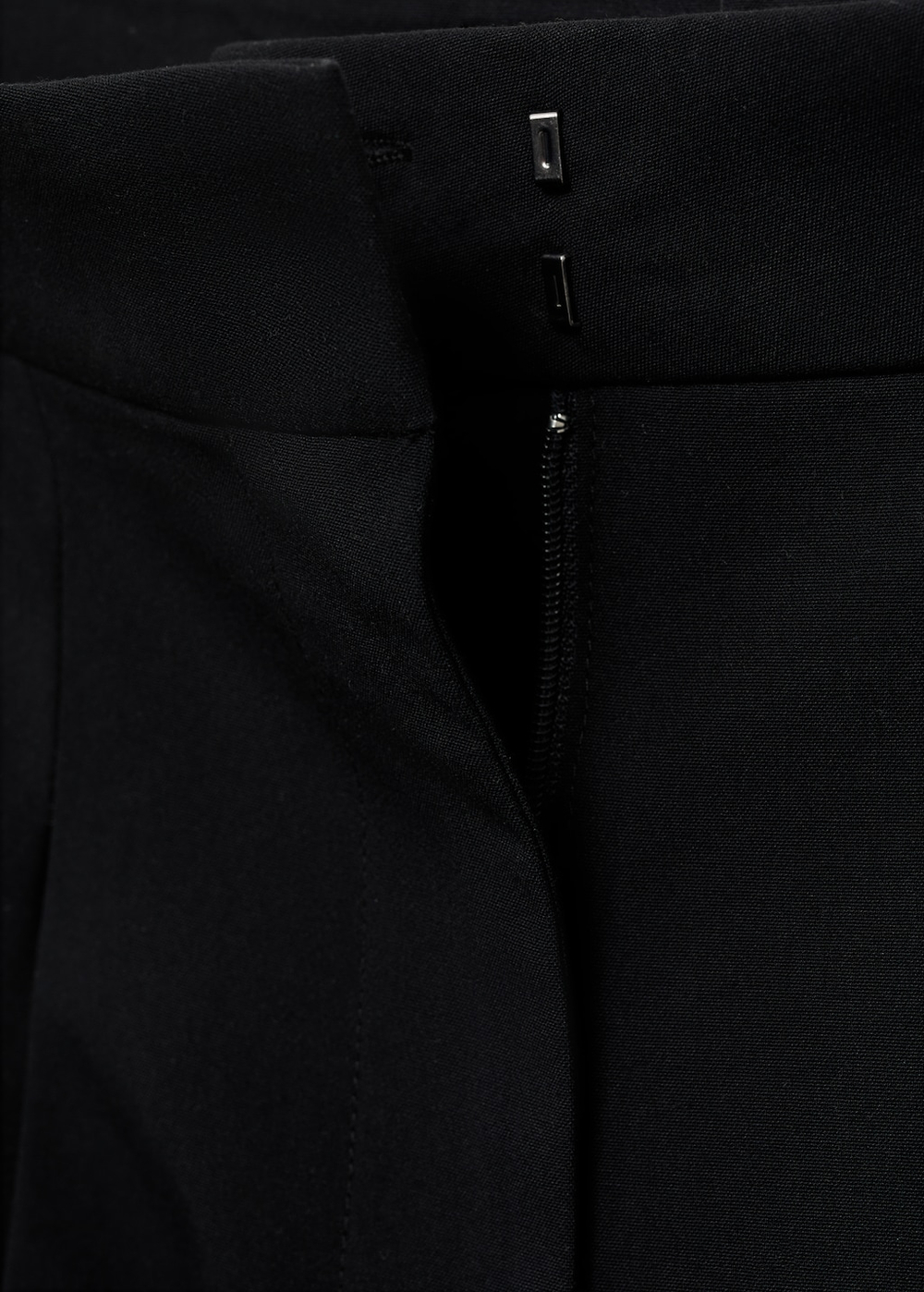 Брюки с широкими штанинами и защипами