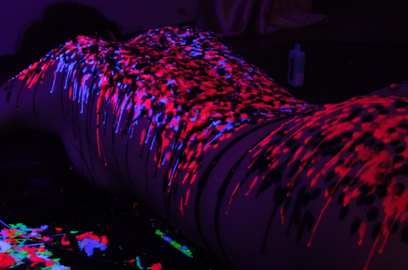 Педставьте: за окном дождь, а в комнате тепло и уютно. Пламя свечи отбрасывает танцующие тени, воздух наполнен густым, сладким ароматом… А вы держите в руках не просто свечу, а инструмент для незабываемой чувственной игры.