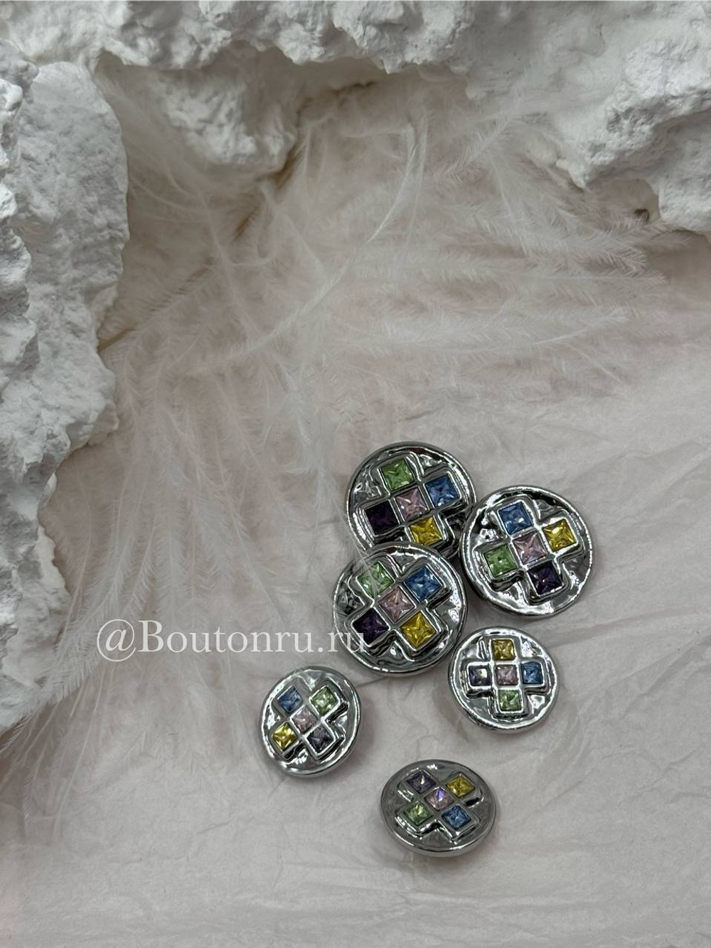 Пуговицы серебристые с квадратными деталями и разноцветными камнями стразами