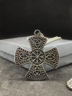 Цепочка с кельтским крестом и символами Вегвизир и Триглав