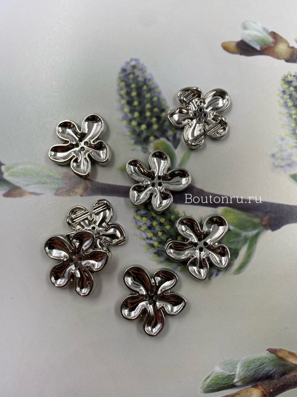 Пуговицы на прокол (пришивной элемент) серебристые в виде цветка
