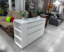 Акция!!!Комод с боковыми полочками со стеклом 130*35