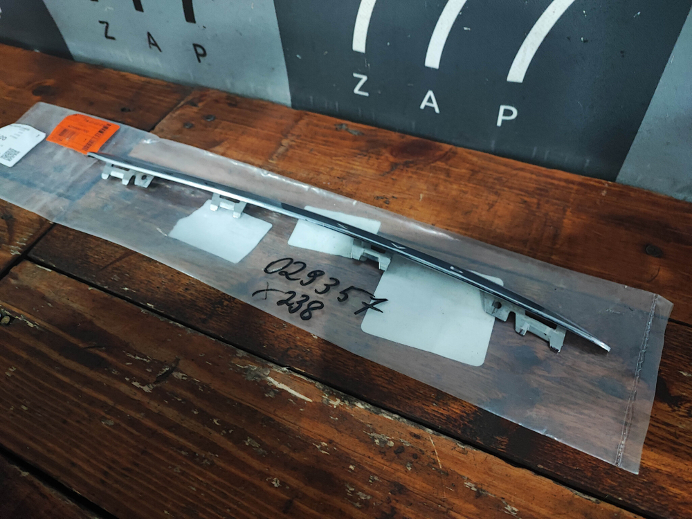 Накладка решетки радиатора Mercedes E W213 20- БУ Оригинал A2388881700