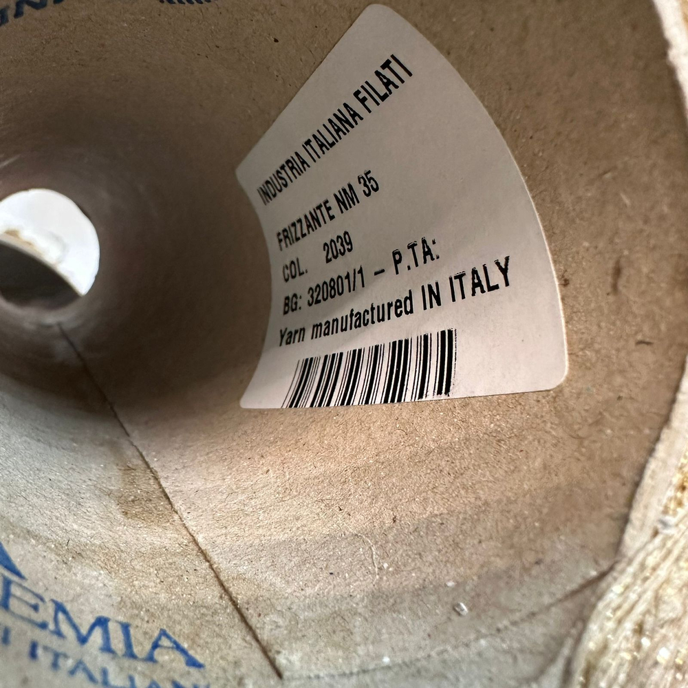 FRIZZANTE - Industria Italiana Filati; 70% вискоза, 15% металлизированный люрекс, 15% п/а; 3500м/100гр; col. 2039, цвет: бежевая нить с серебристым люрексом
