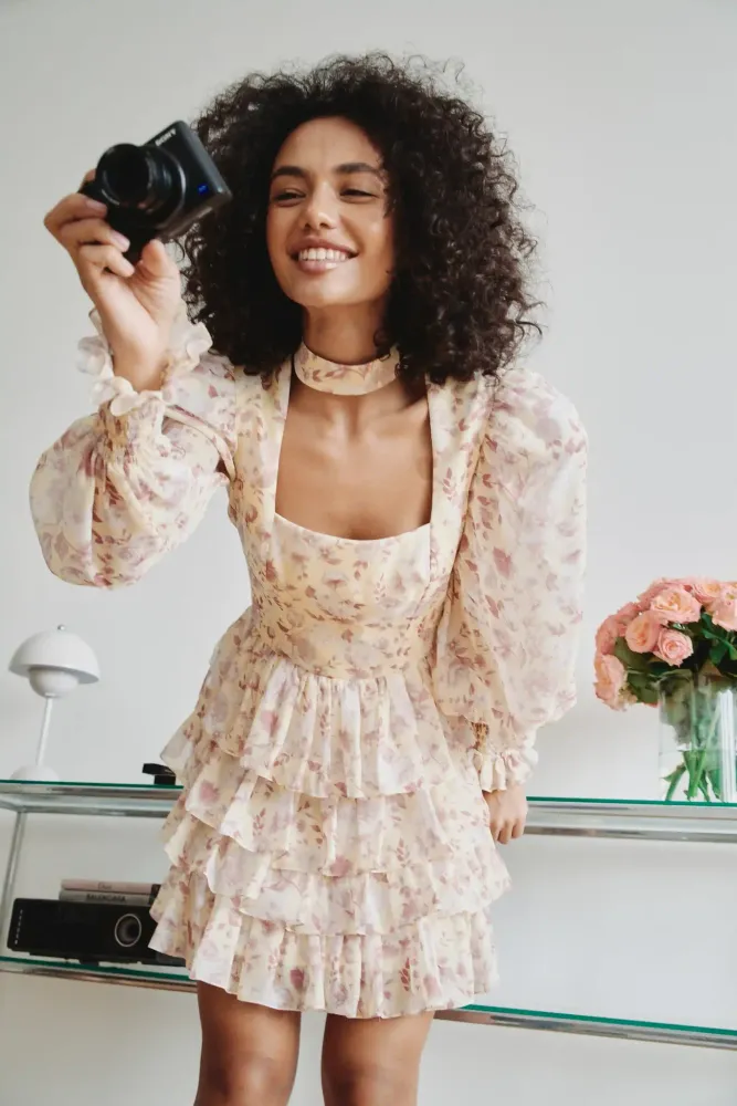 Valerie mini, платье мини из желтого шифона со средними светло-розовыми цветами