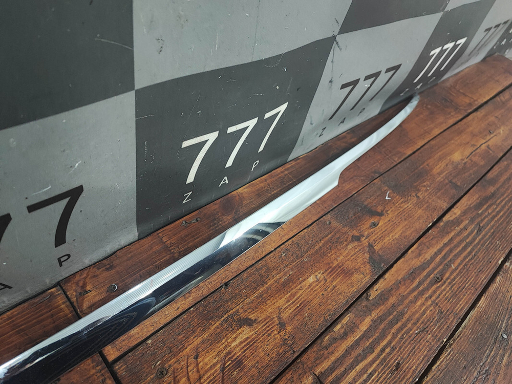 Накладка крышки багажника Mercedes GLS (X166) 19-нв Б/У Оригинал A1677430100