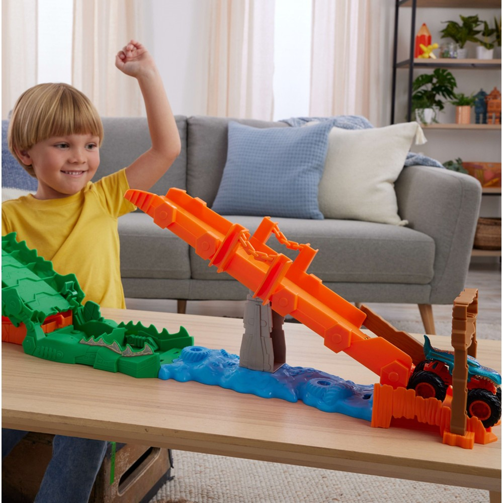 Hot Wheels Monster Trucks - Гоночная трасса КРОКОДИЛЬ + машина JJN45
