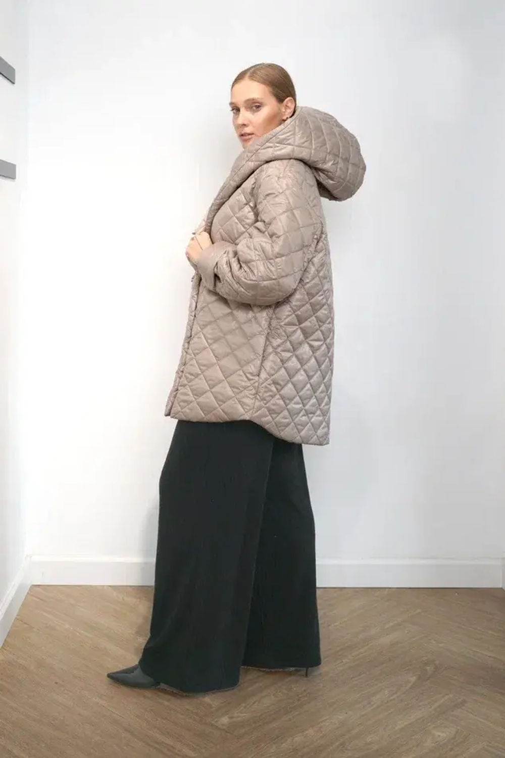 Куртка стеганная в бежевом оттенке с глубоким капюшоном