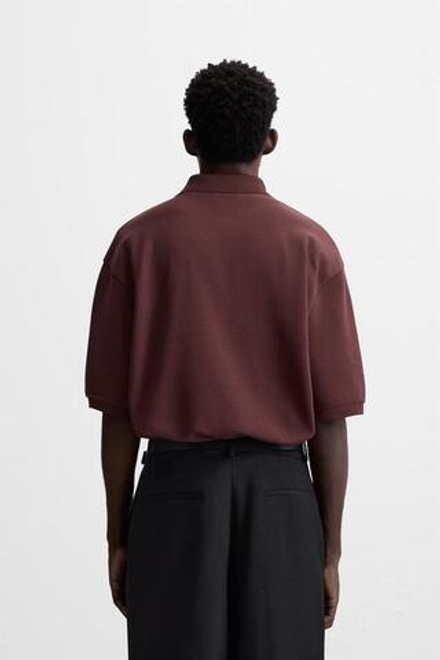 ZARA ПОЛО ИЗ РЕЛЬЕФНОГО ПИКЕ, ЦВЕТ БУРГУНДСКОГО ВИНА