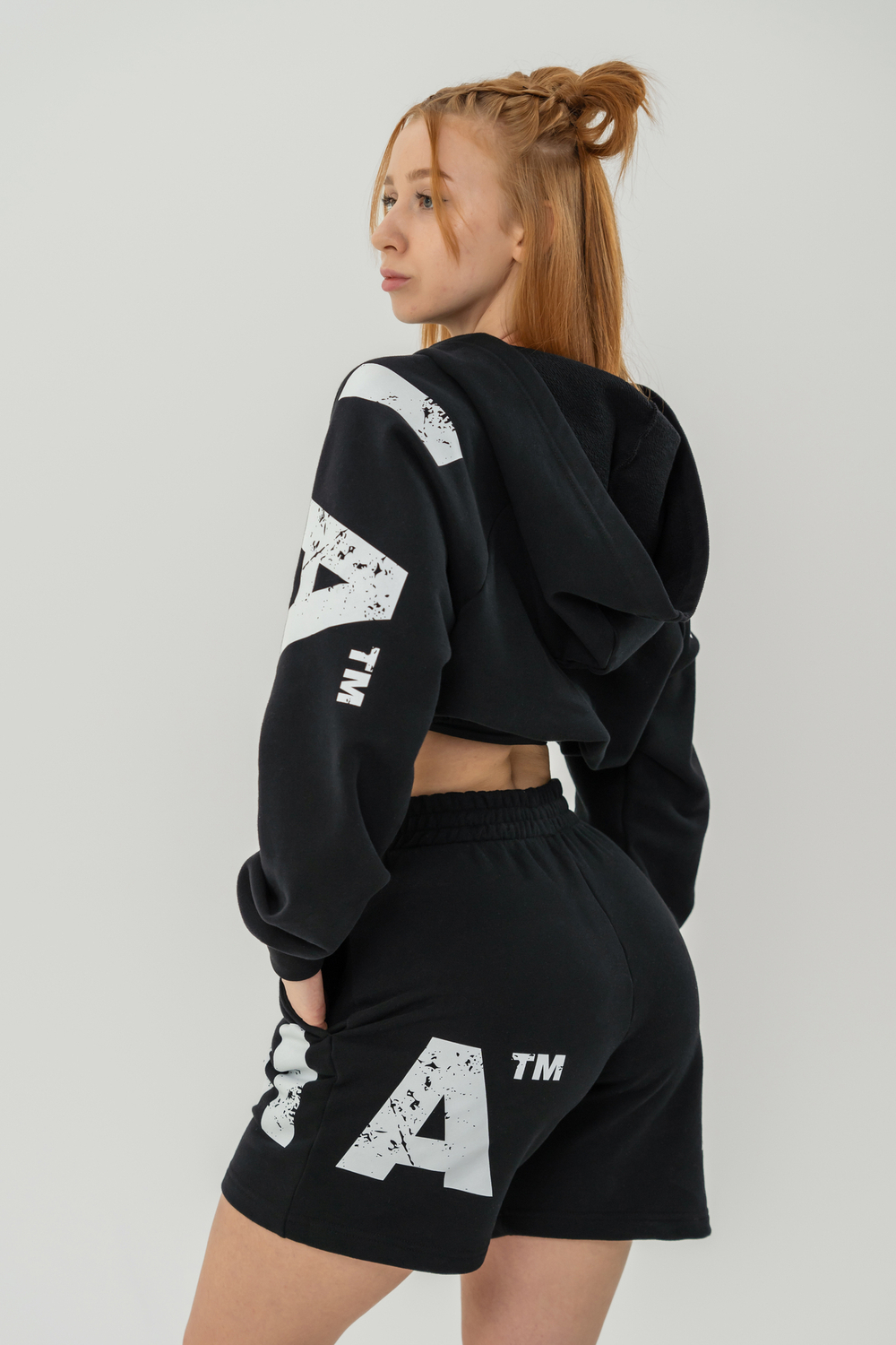 УКОРОЧЕННАЯ ТОЛСТОВКА TRAINING CROPPED HOODIE MUSCLE MOMMY 619 ЧЕРНАЯ