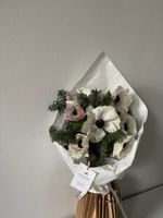 Букет из анемонов и хвои