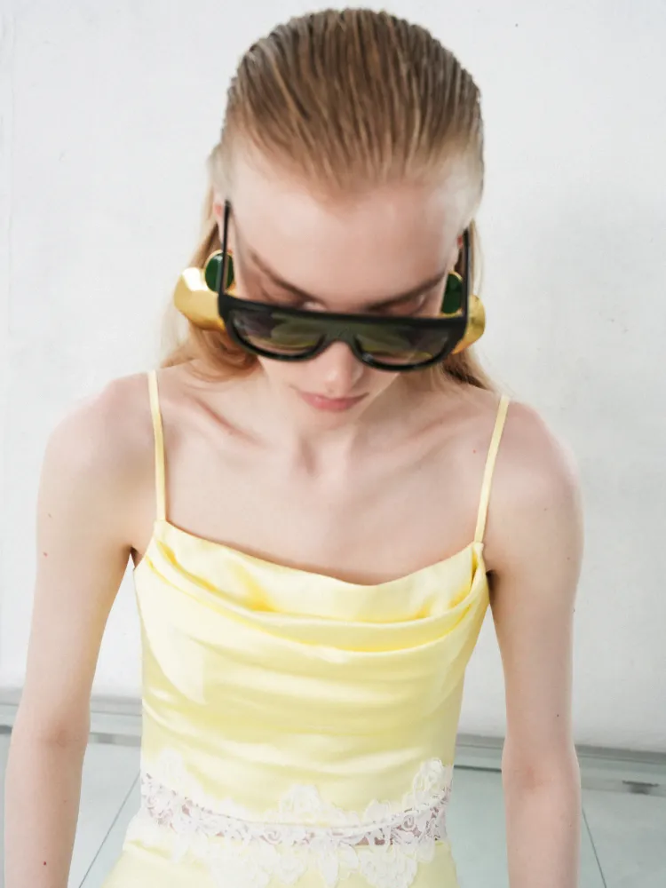Кэсси топ (Cassie top), топ из желтого атласа, с отделкой кружевом
