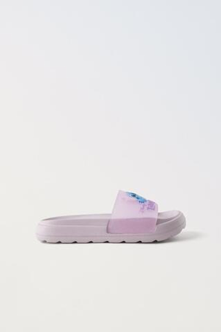 ZARA ВИНИЛОВЫЕ ШЛЕПАНЦЫ С ПРИНТОМ «ЛИЛО И СТИЧ» © DISNEY, ЛИЛОВЫЙ