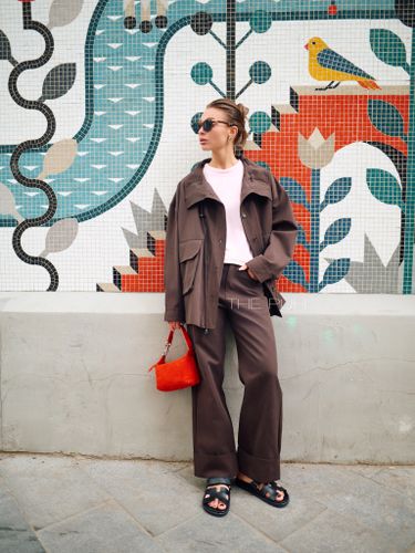 Шоколадный костюм из объемной куртки и брюк