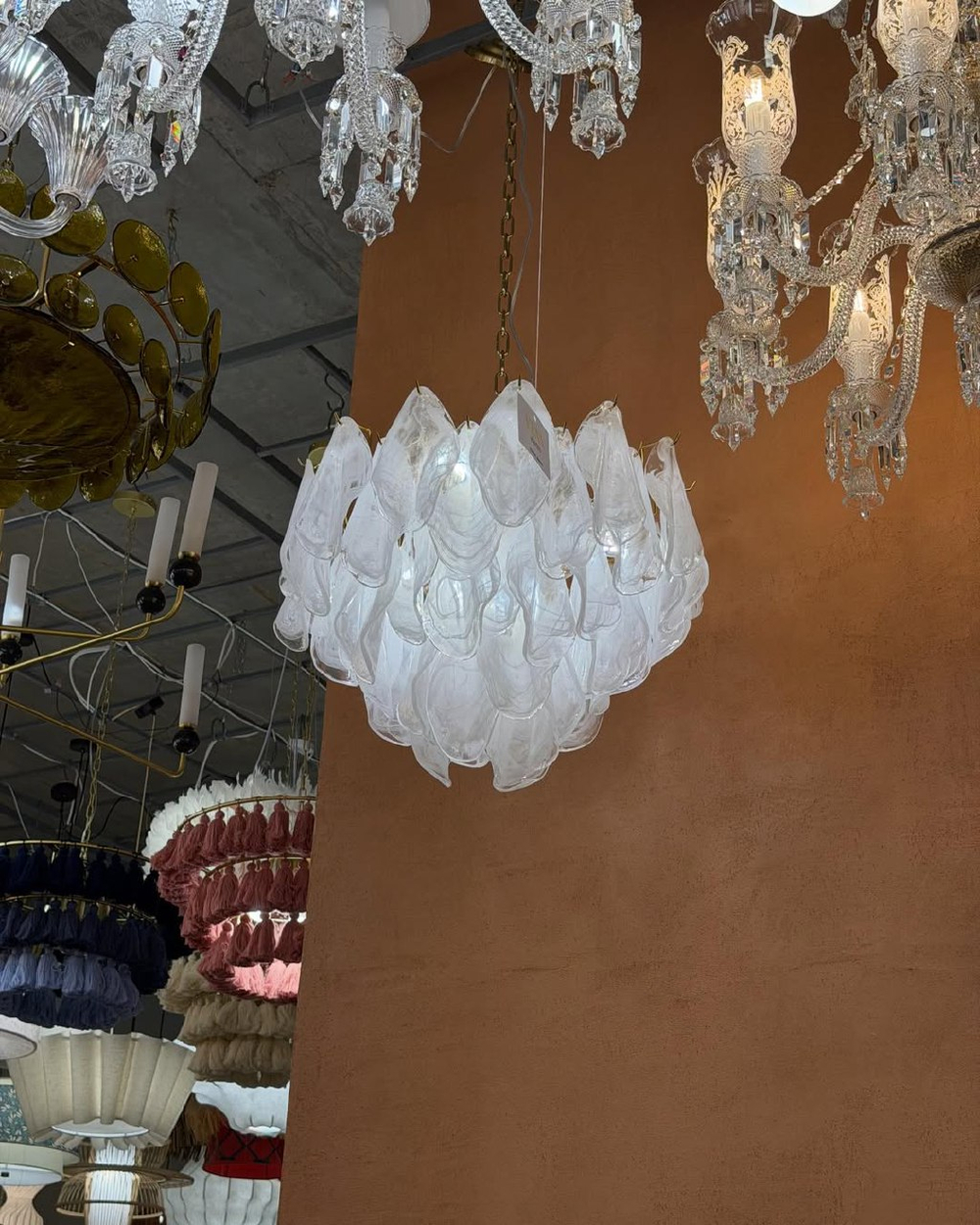 Подвесная люстра с каскадом полупрозрачных стеклянных лепестков,