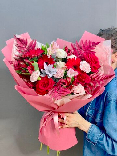 Авторский букет в красной гамме