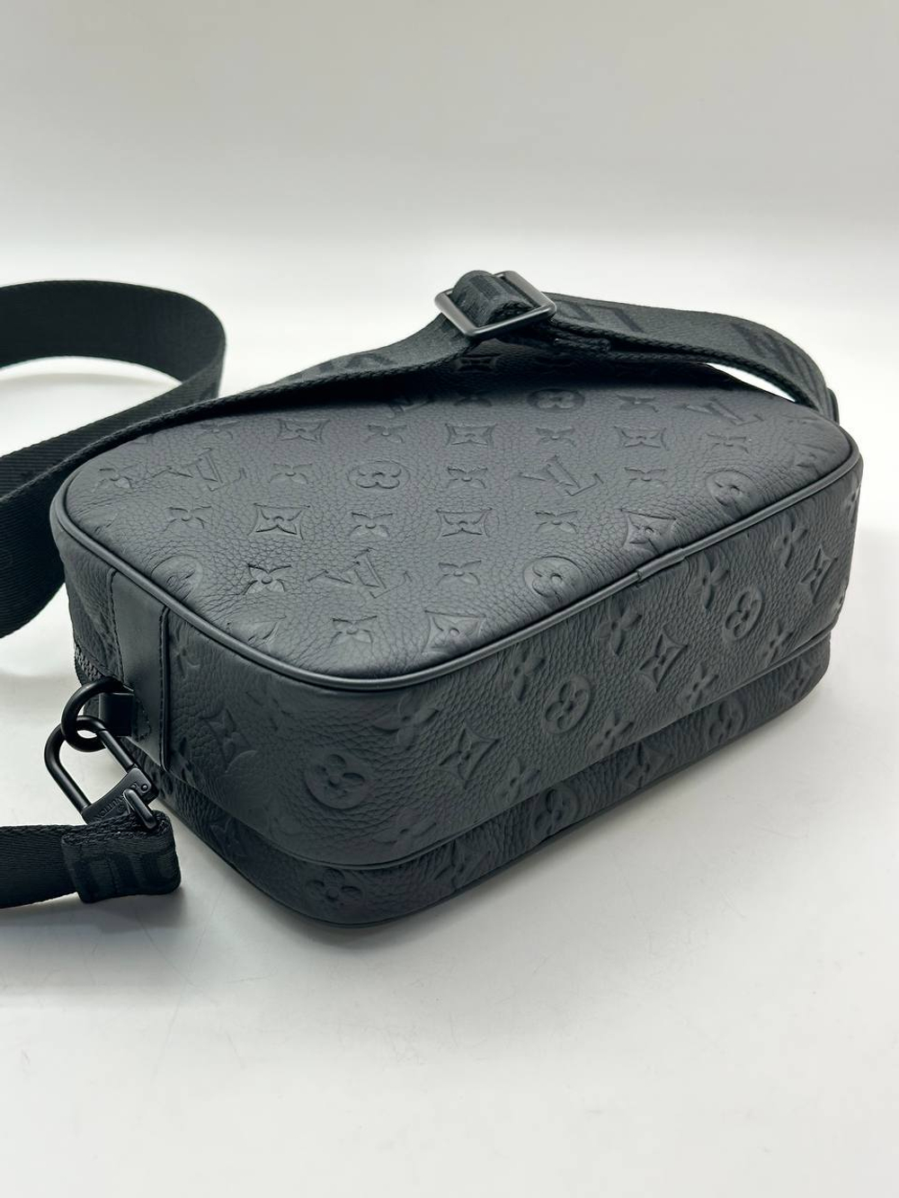 Сумка-мессенджер Louis Vuitton