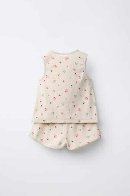 ZARA КОМПЛЕКТ ИЗ ФУТБОЛКИ И ШОРТОВ С ЦВЕТОЧНЫМ УЗОРОМ ИЗ МАХРОВОЙ ТКАНИ, ЭКРЮ