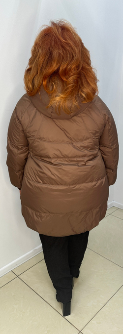 Теплый пуховик с кулисками и капюшоном в цвете моко