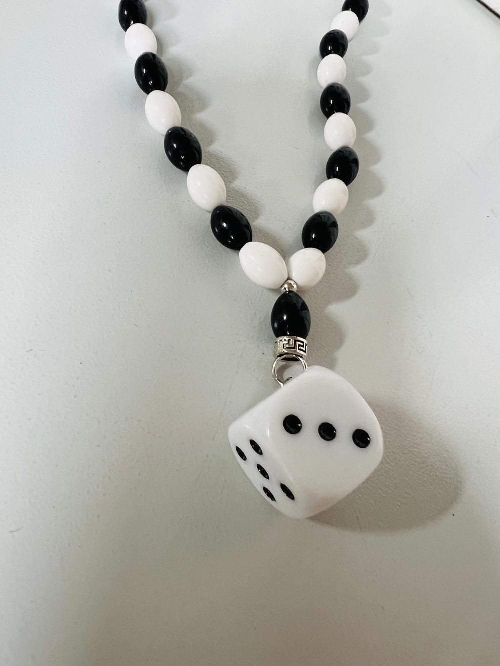 Игрушка-Подвеска на зеркало заднего вида - ЧЕТКИ ЭМАЛЬ Бело-Черные - КУБИК Белый