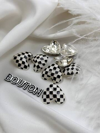 Пуговицы в форме сердца с шахматным принтом черно-белые скидка