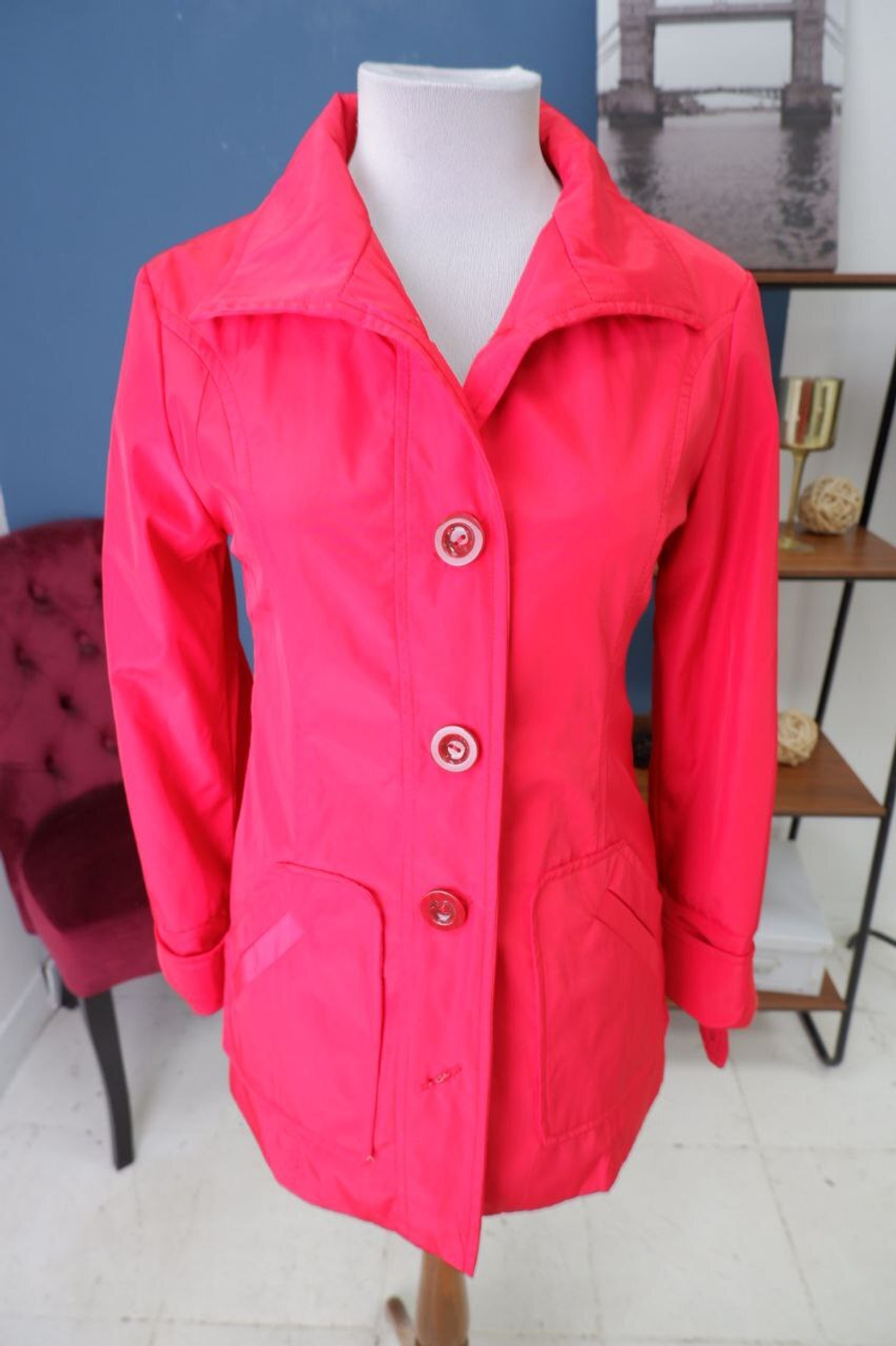 Ветровка яркого цвета 46 размер