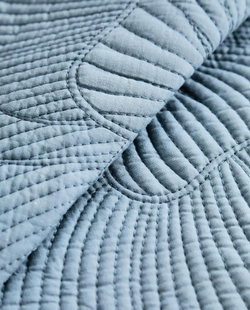 ZARA HOME СТЕГАНАЯ ПОДСТАВКА ПОД ПРИБОРЫ В ФОРМЕ ЦВЕТКА, СИНИЙ