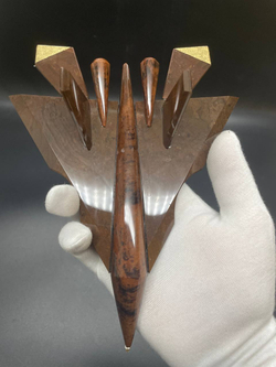 Истребитель из обсидиана в подарочной коробке