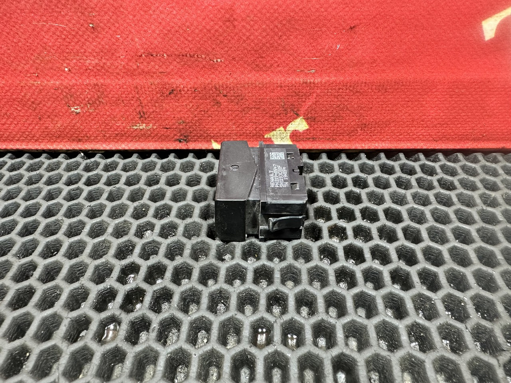 Кнопка люка