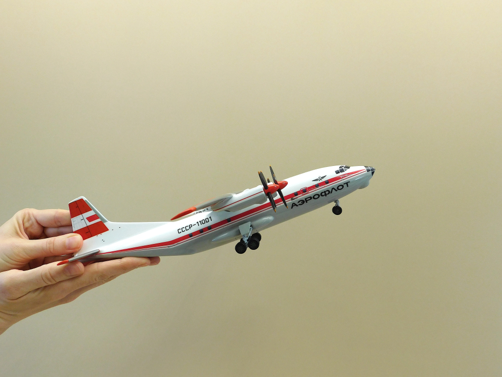 Модель самолета Ан-12 (М1:100, Аэрофлот полярный СССР-11234) с шасси