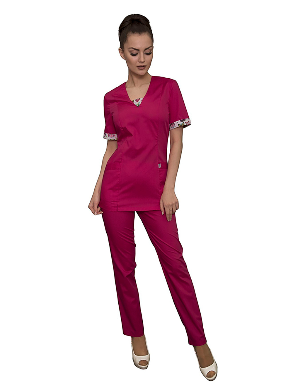 Костюм слегка приталенного силуэта