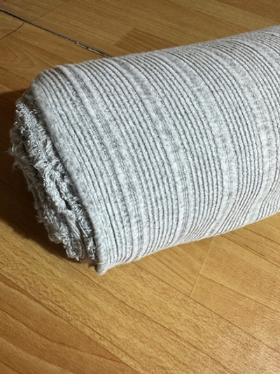 СЕРЫЙ - Мягкий трикотаж-лапша с пушком (местами (очень редко) имеются мелкие вшитые ниточки светлого цвета, подцепляются и убираются иголкой)